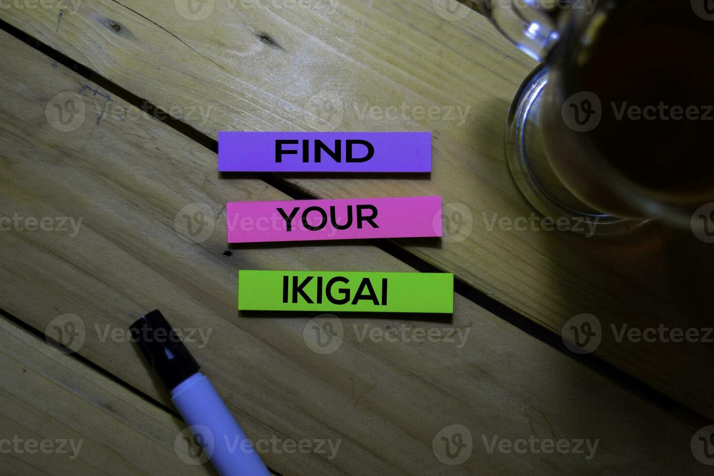 encontrar tu ikigai texto en pegajoso notas aislado en mesa antecedentes. japonés concepto foto