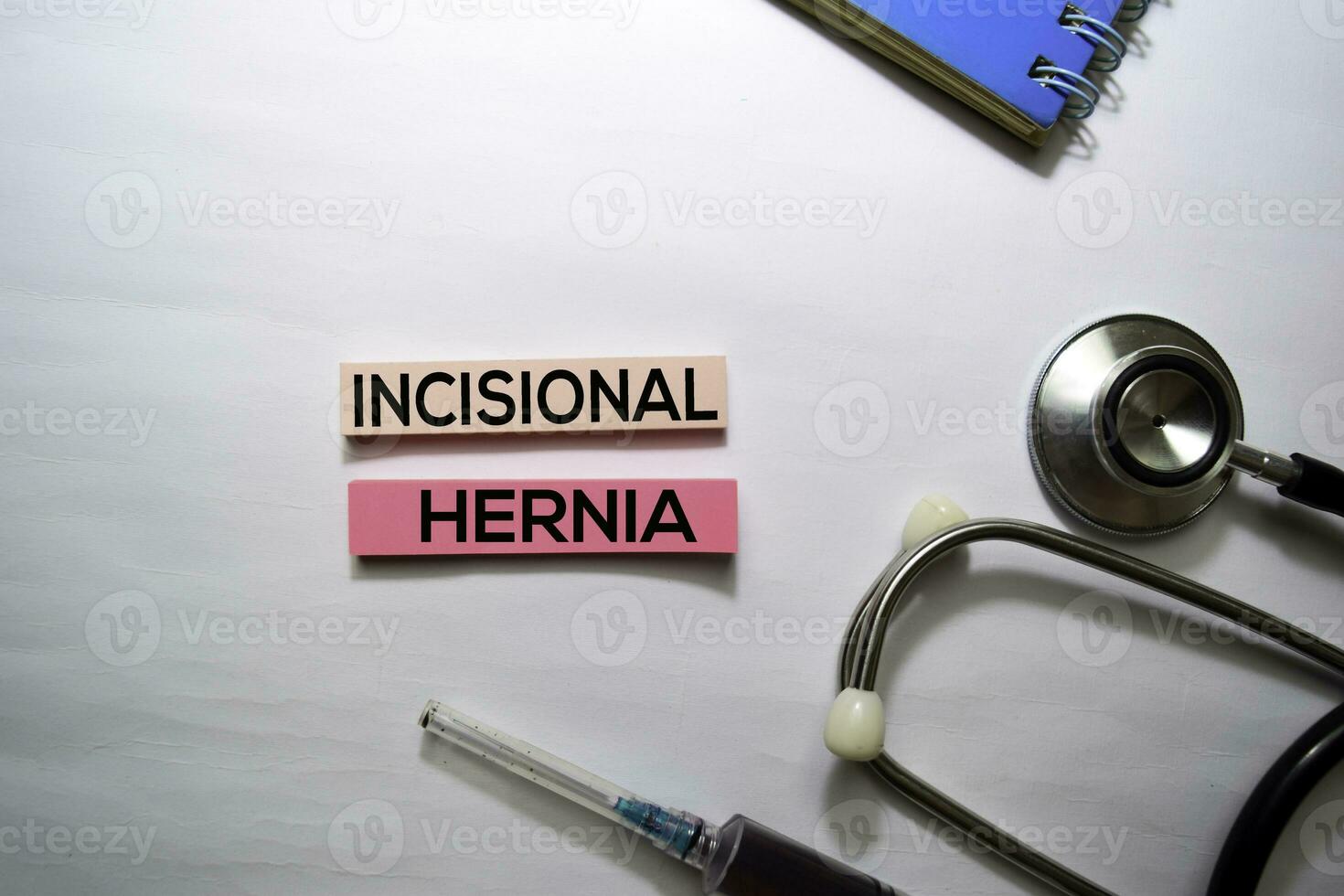 incisional hernia texto en parte superior ver aislado en blanco antecedentes. cuidado de la salud médico concepto foto