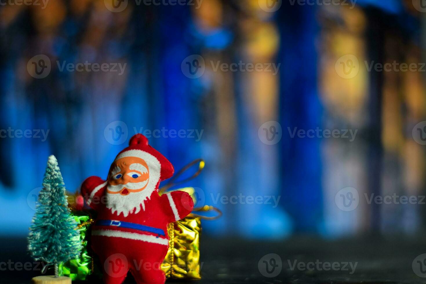 Close up decoration santa claus dolls and christmas gifts isolated on bokeh background photo