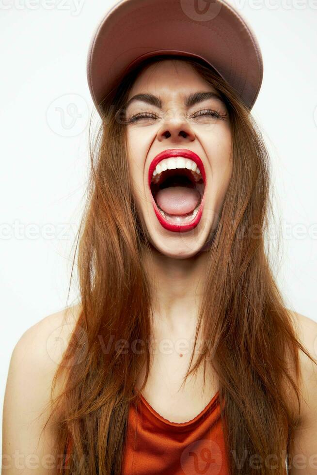 emocional mujer en un gorra amplio abierto boca cerrado ojos encanto modelo foto