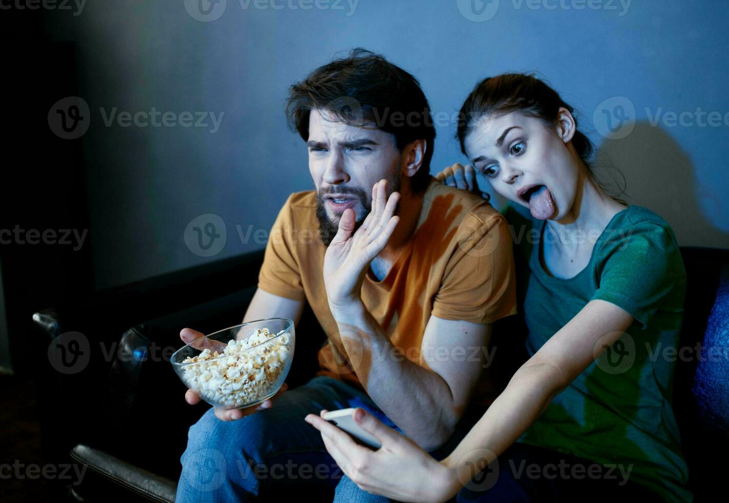 emocional hombre y mujer acecho televisión adentro foto