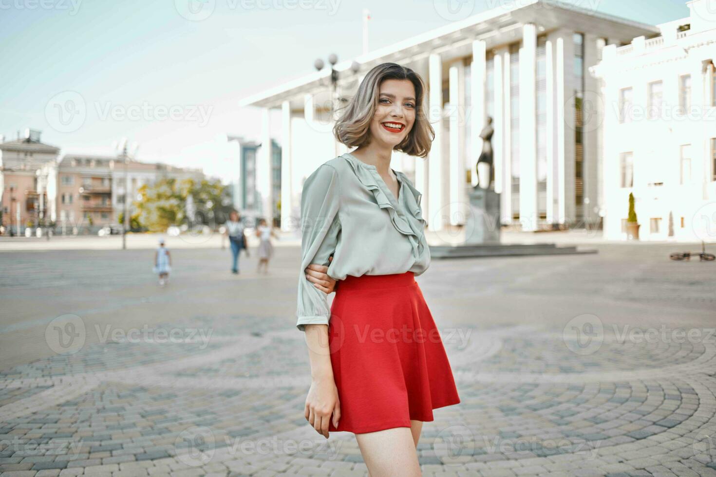 linda rubia niña en rojo falda al aire libre posando caminar foto