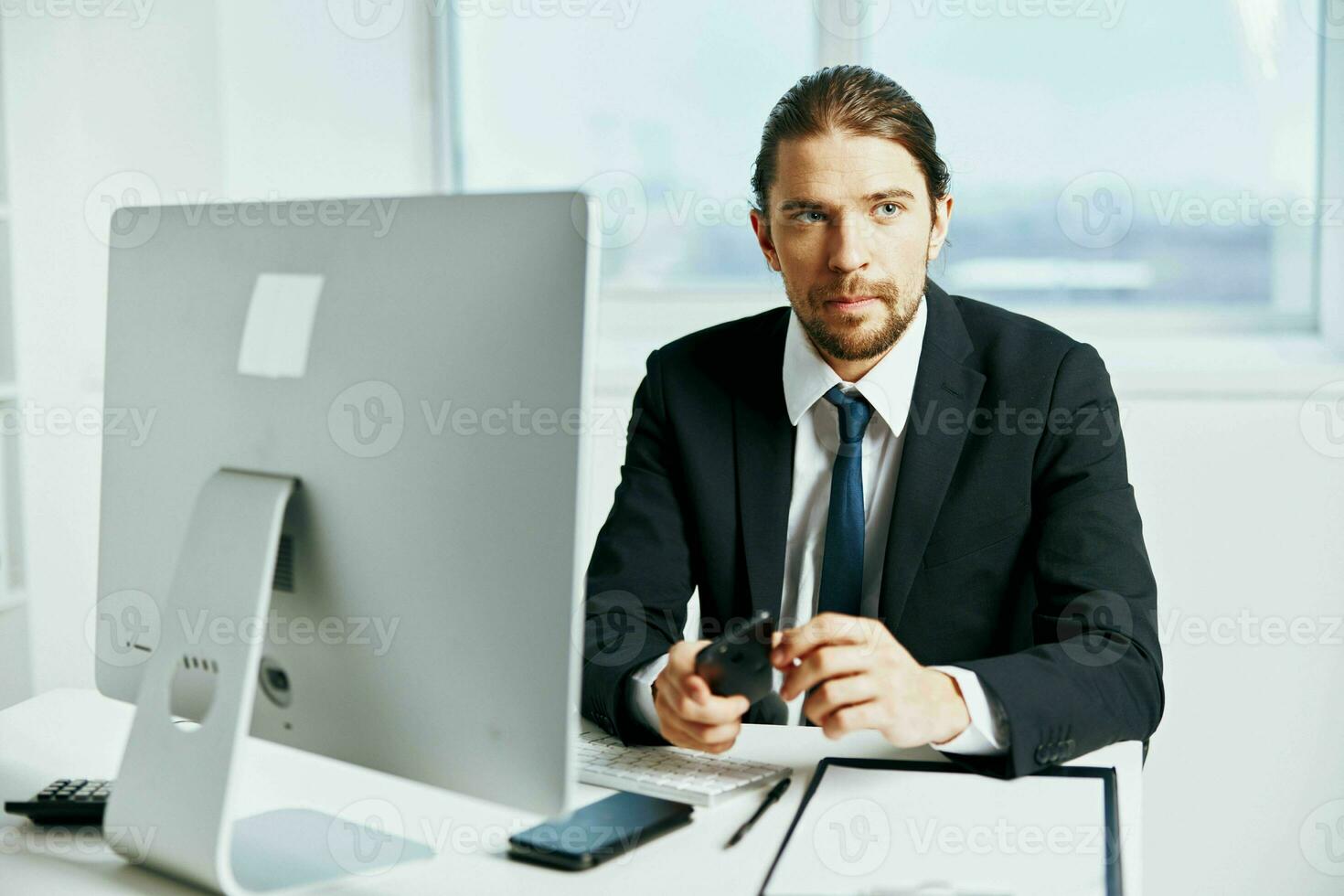 oficina trabajador en un traje oficina trabajo teléfono estilo de vida foto