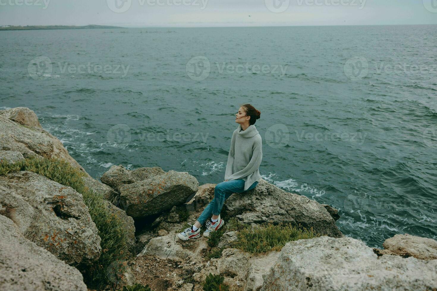 retrato de un mujer naturaleza rocas costa paisaje Oceano relajación concepto foto