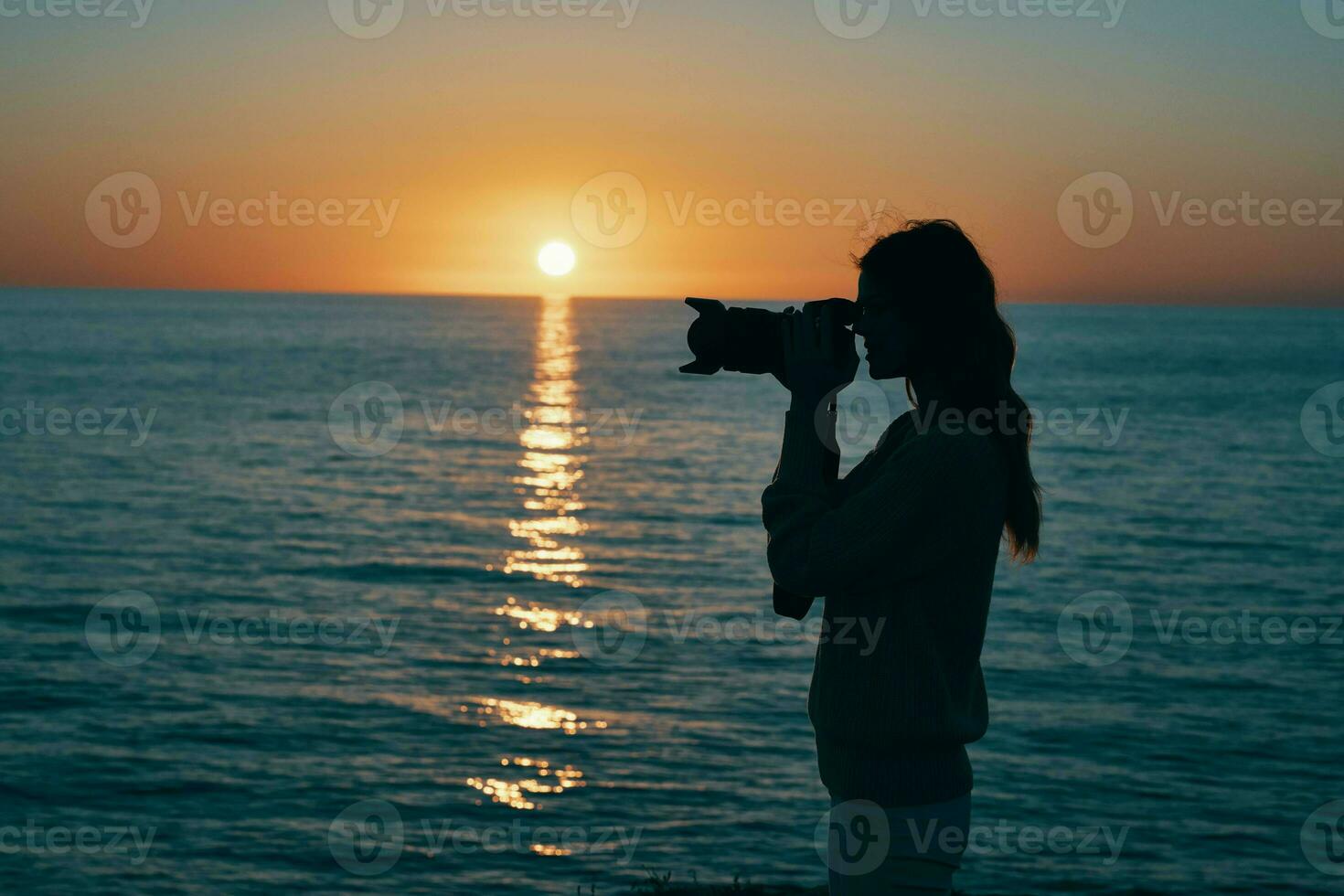 mujer fotógrafo al aire libre puesta de sol Fresco aire paisaje foto