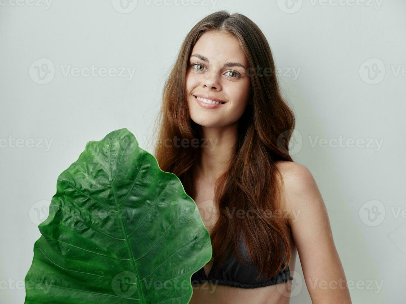 sonriente mujer verde palma hoja traje de baño encanto foto