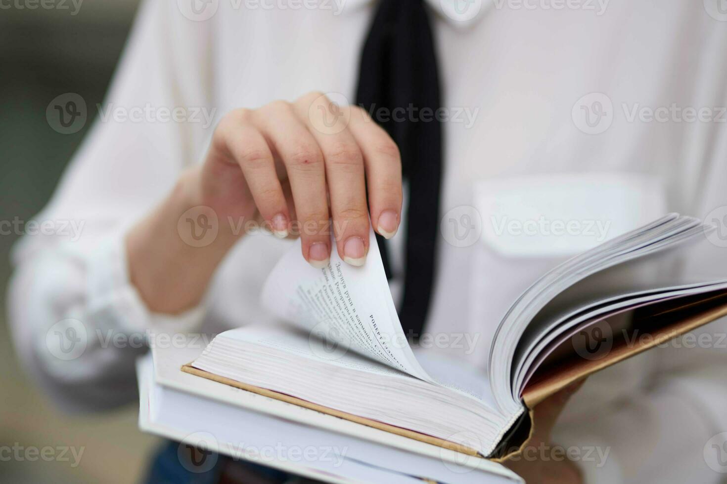 estudiante con lentes caminando alrededor el ciudad con un libro educación foto