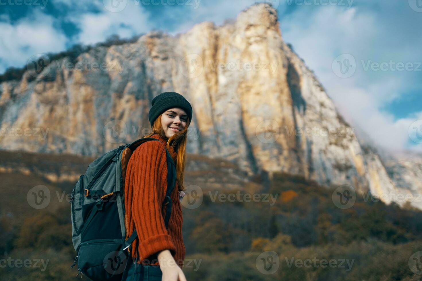 mujer caminante mochila vacaciones paisaje montañas viaje foto