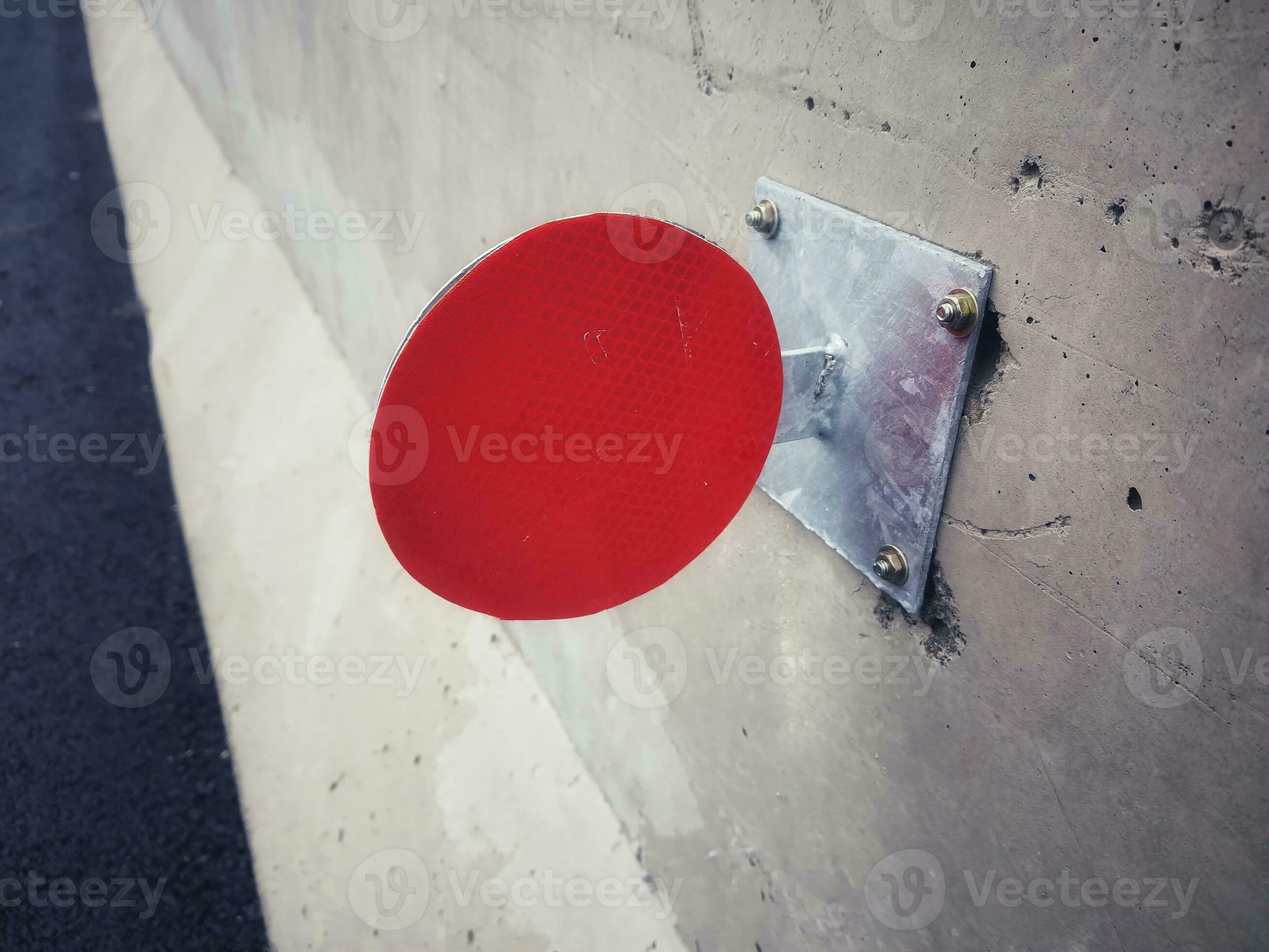 A cat's eye is a passive reflector whose function is to reflect light