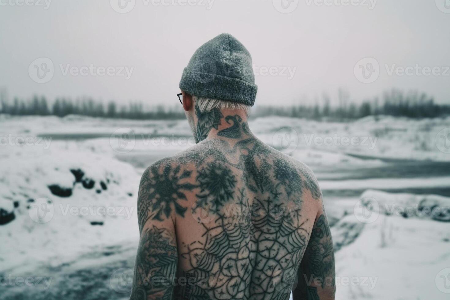 islandés hombre con su espalda cubierto en tatuajes fuera de en congelado invierno. ai generado foto