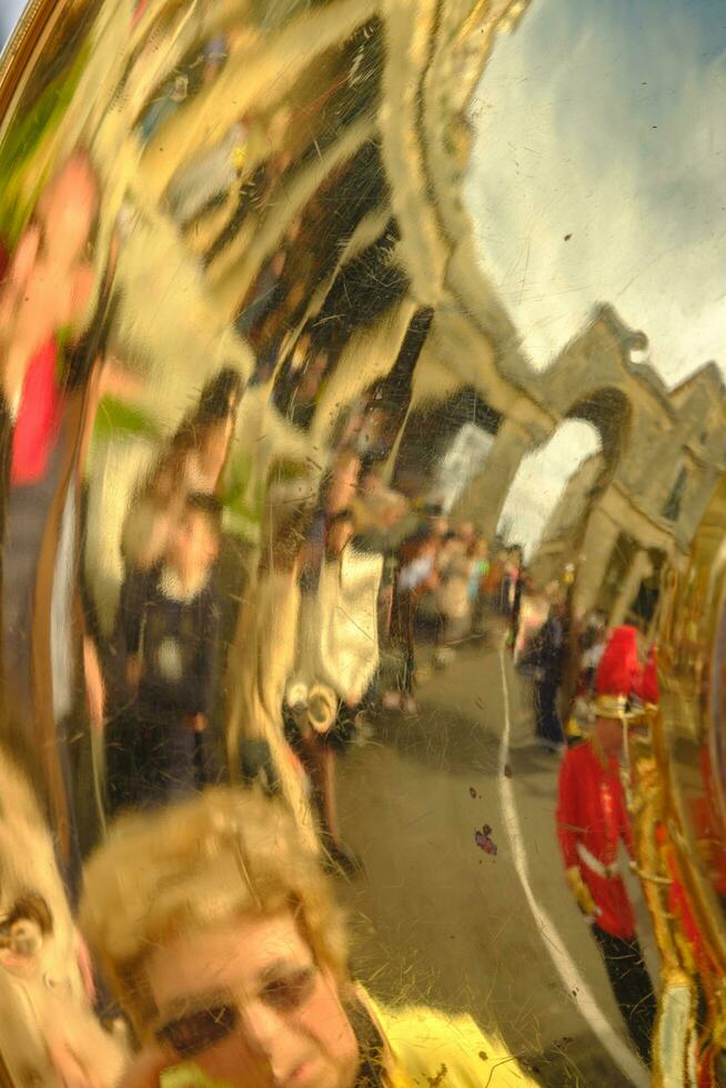 reflexiones en el tubas de vistoso filarmónico orquestas durante el famoso Pascua de Resurrección letanía procesiones foto