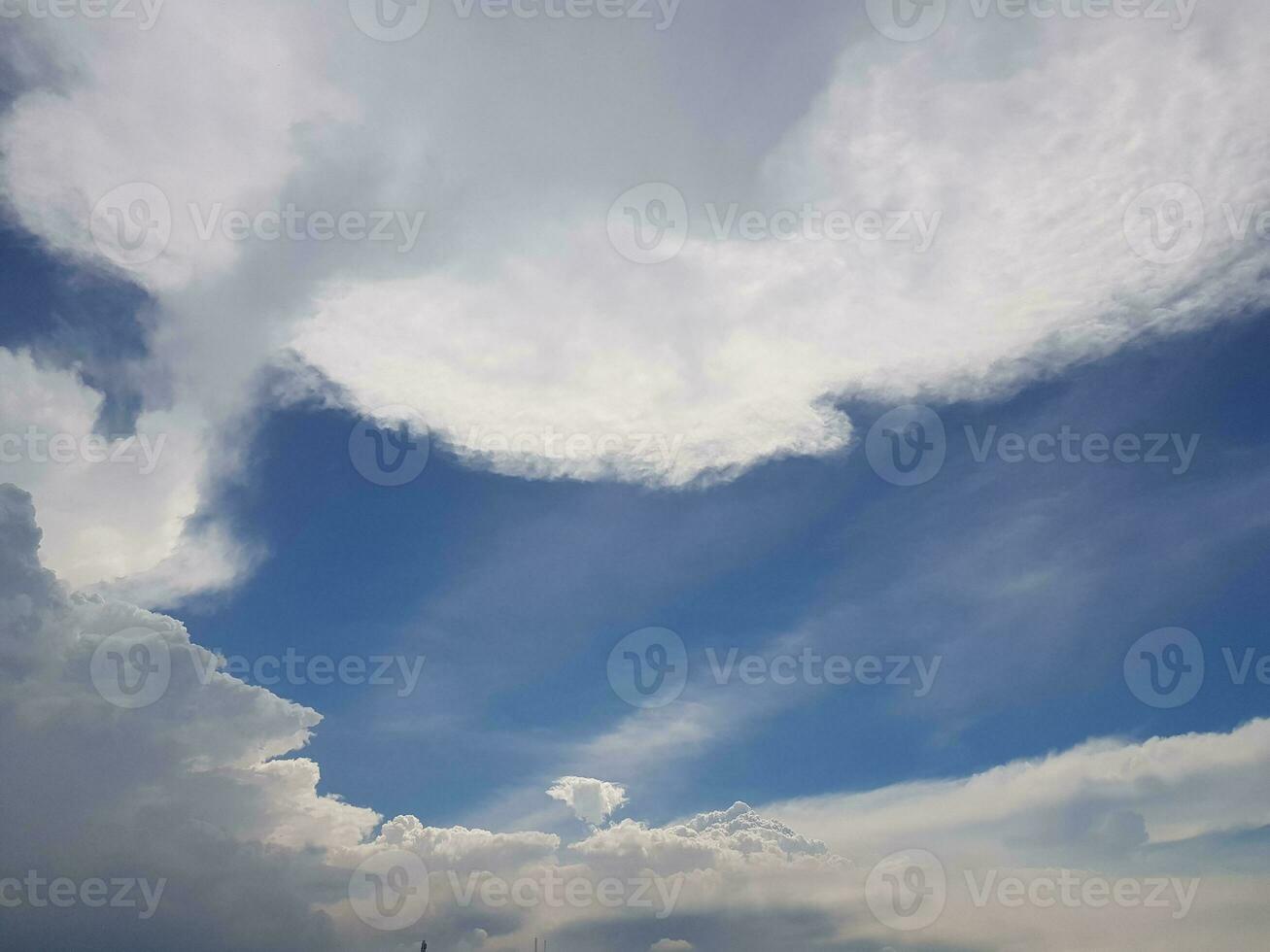 azul cielo rodeado por blanco nubes ese fueron ligeramente grisáceo. foto