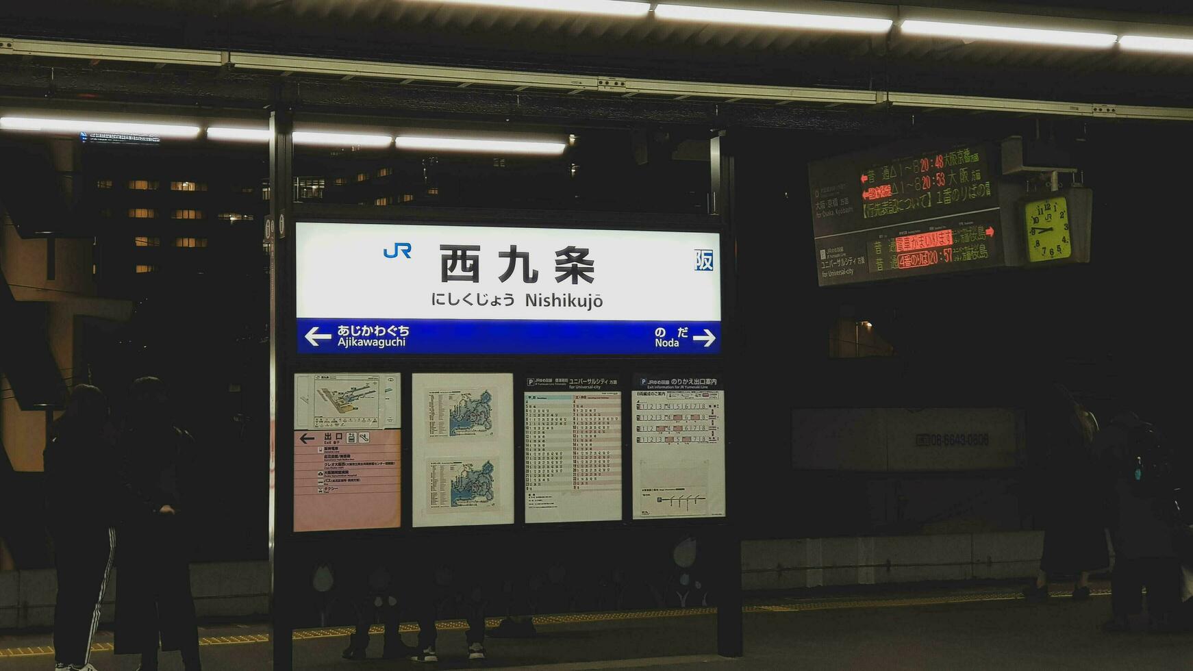 osaka, Japón en abril 2019. letrero de nishikujo estación con kanji y katakana escribiendo. foto