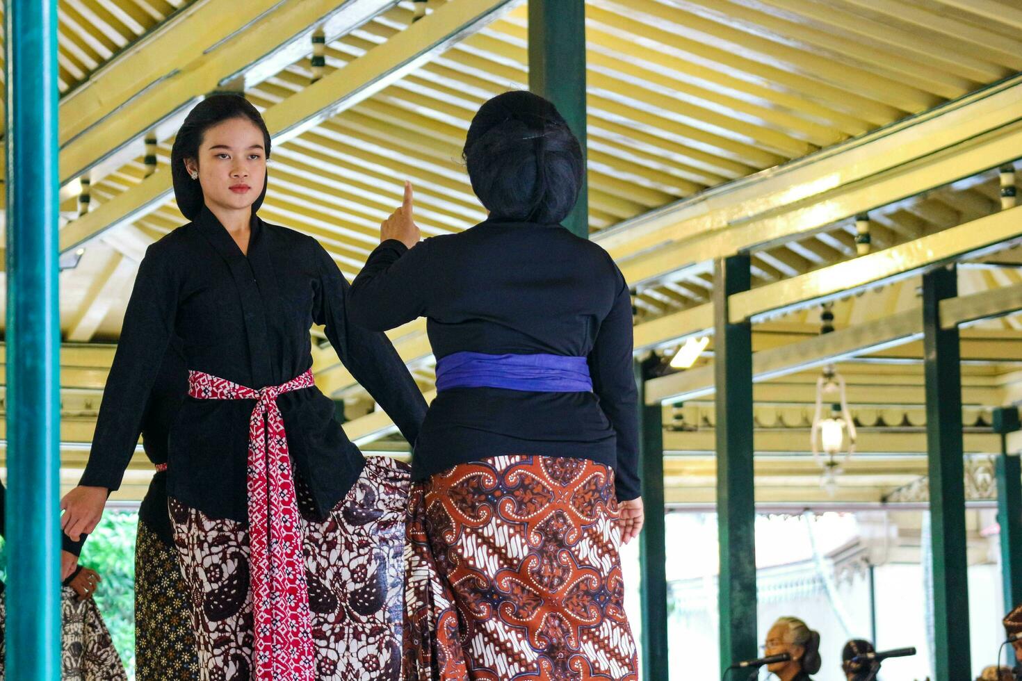 yogyakarta, Indonesia en octubre 2022. abdi dalem mataya, cortesanos de el yogyakarta palacio quien son bailarines t foto