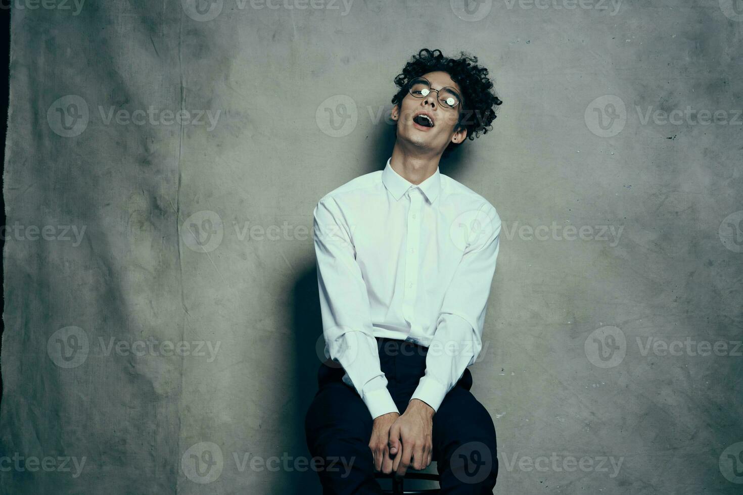 contento chico con lentes blanco camisa pantalones fotografía estudio posando modelo foto