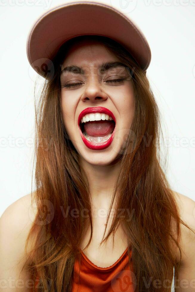 mujer en un gorra cerrado ojos abierto boca lengua noche maquillaje foto