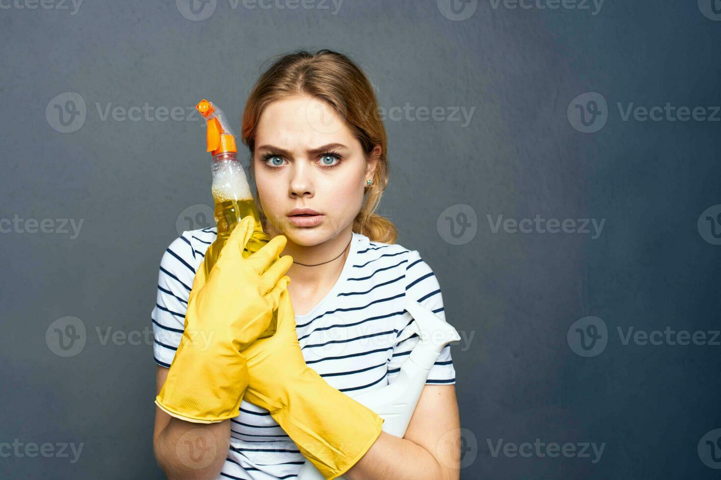 alegre limpieza dama con detergente en manos recortado ver de gris antecedentes representación Servicio interior foto