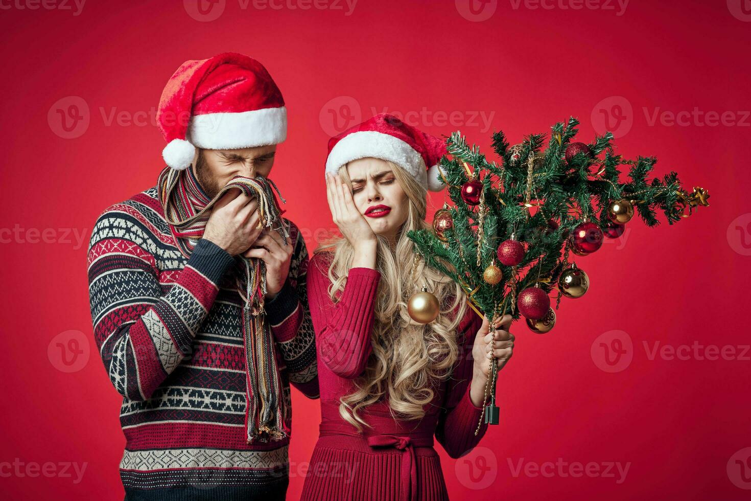 hombre y mujer Navidad árbol juguetes decoración fiesta foto