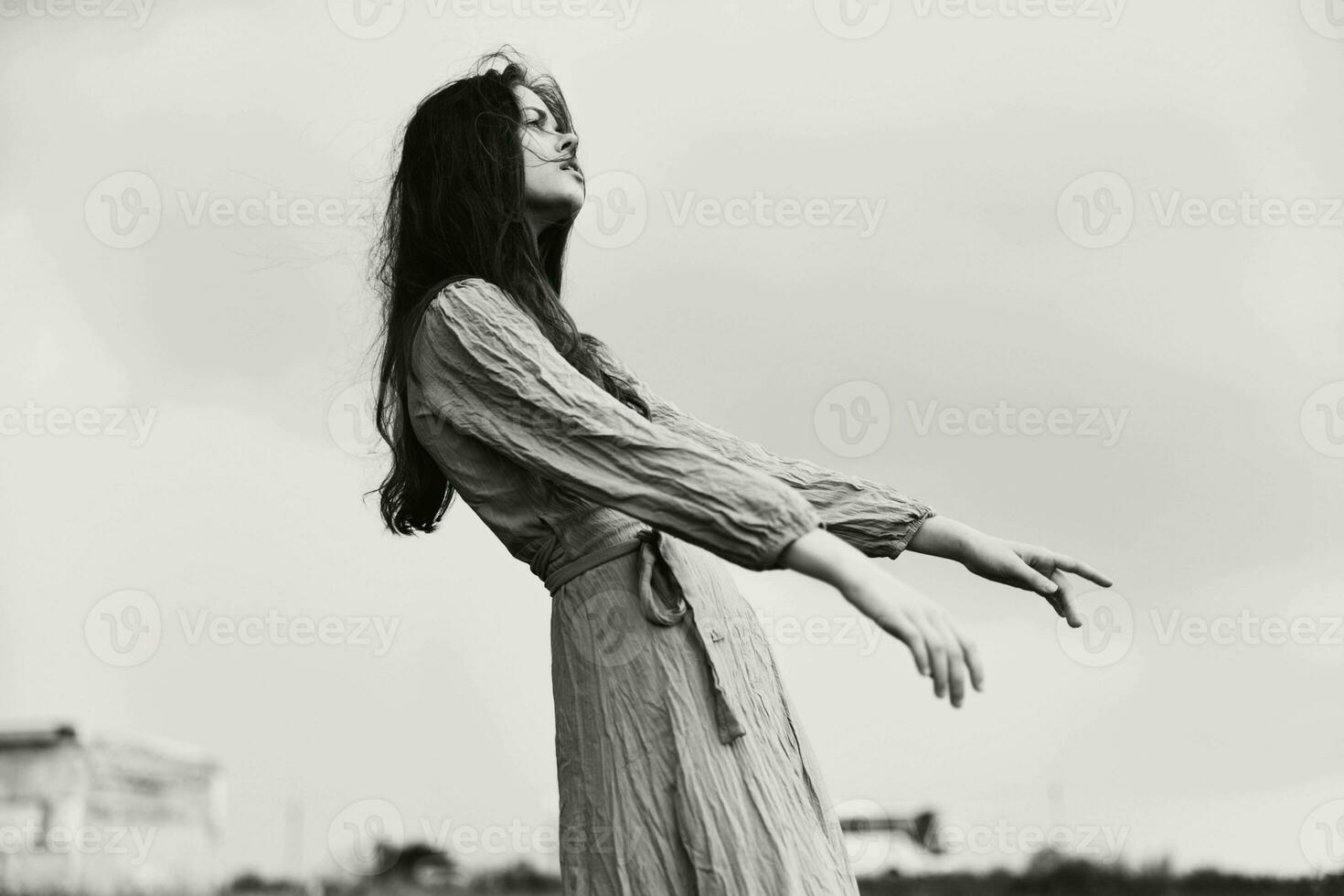 mujer en vestir dramático estilo emociones posando estilo de vida foto