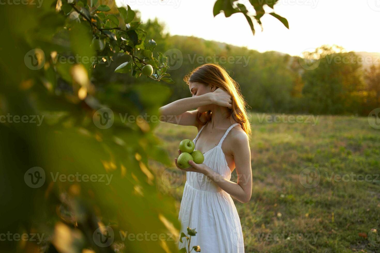 bonito mujer en blanco vestir al aire libre arboles descanso libertad foto