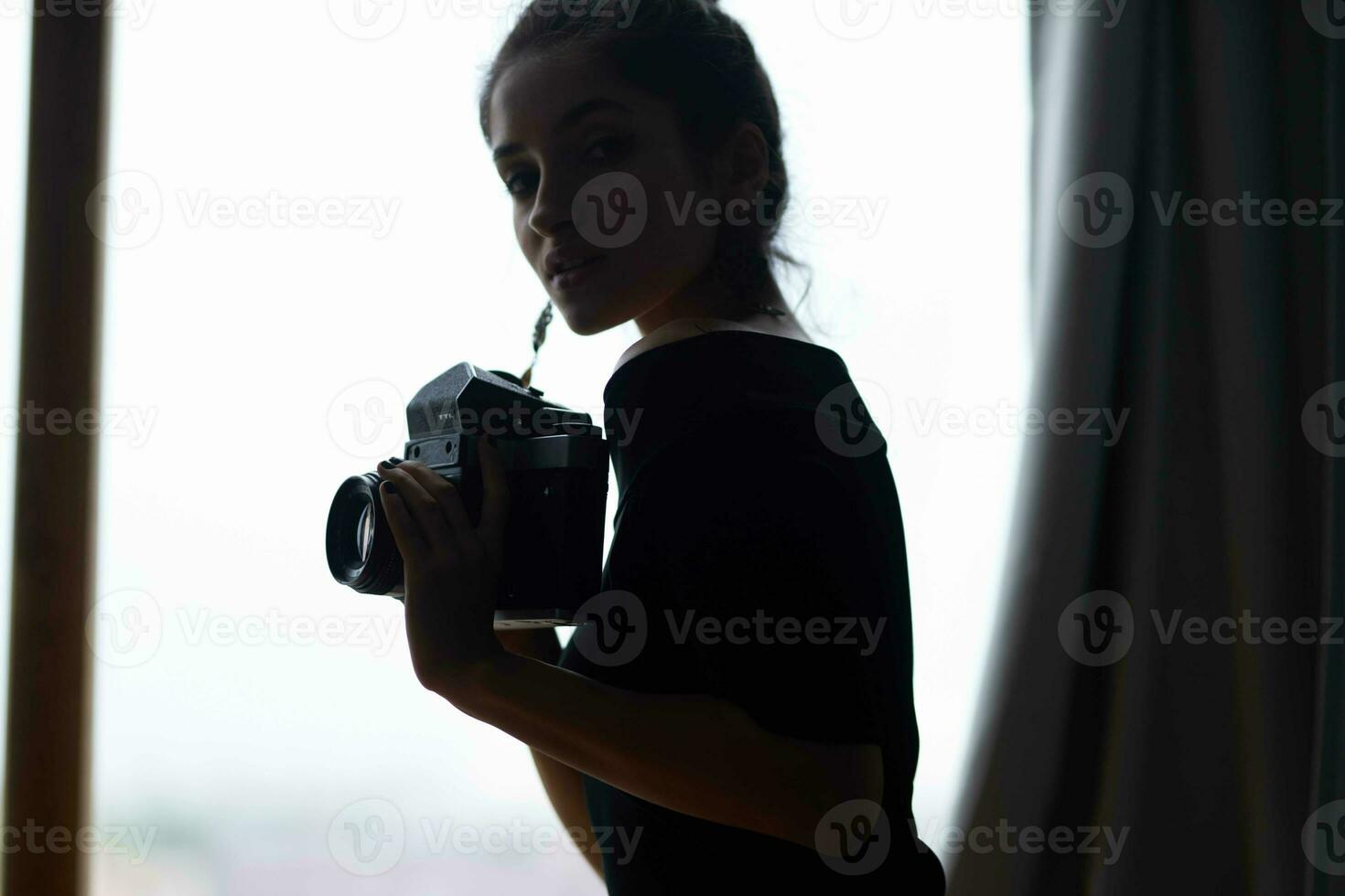 hermosa mujer cerca ventana posando atractivo Mira pendientes estilo de vida estudio foto