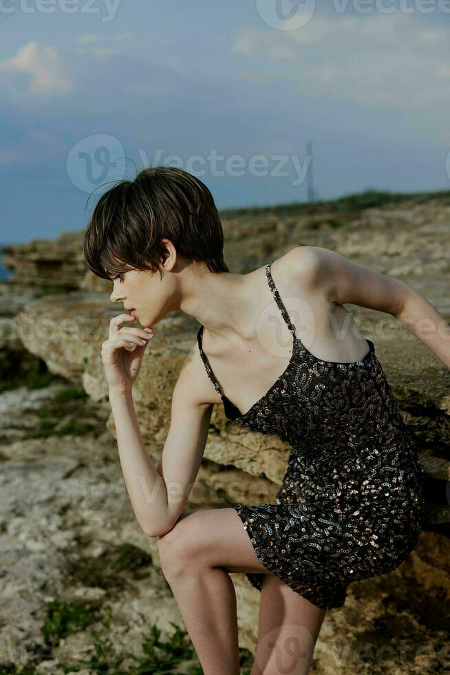 mujer con maquillaje en vestir en naturaleza rocas paisaje al aire libre foto