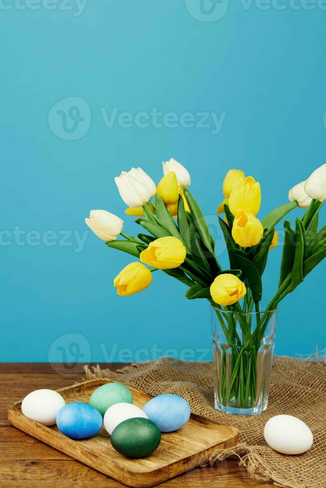 tulipanes Pascua de Resurrección huevos fiesta decoración primavera cristiano foto