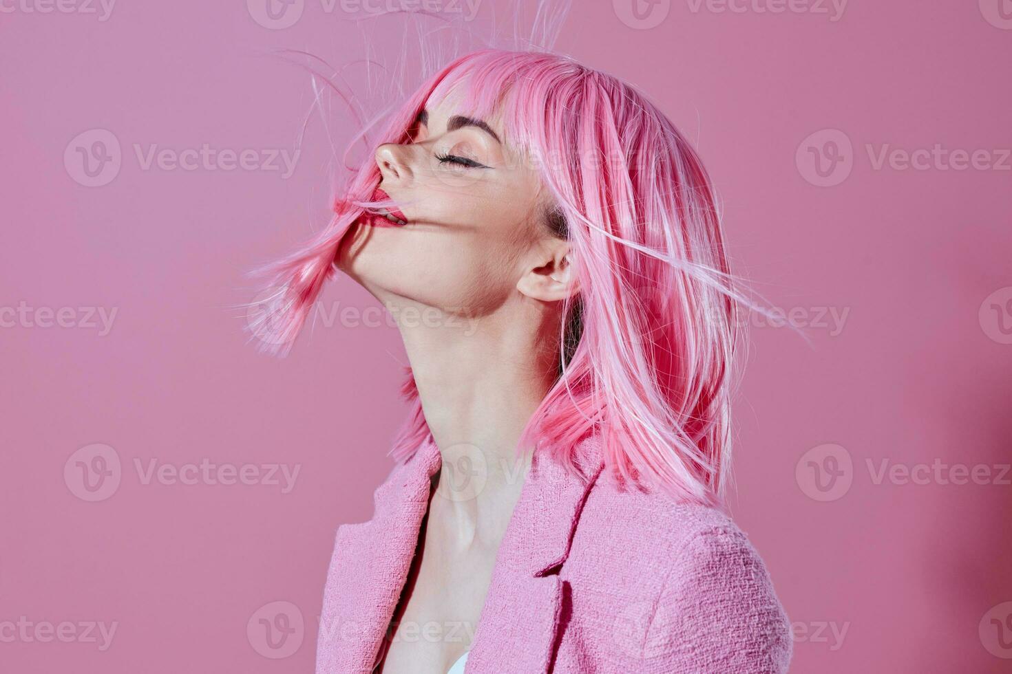 joven mujer rosado chaqueta participación pelo productos cosméticos estudio modelo inalterado foto