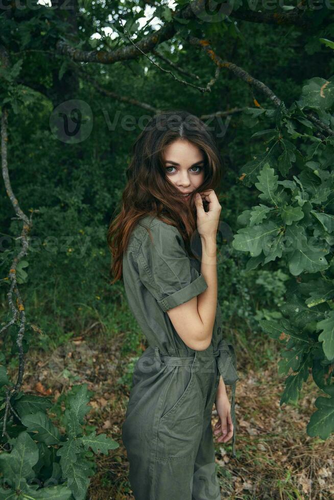 mujer en el bosque viaje estilo de vida antecedentes Fresco aire foto