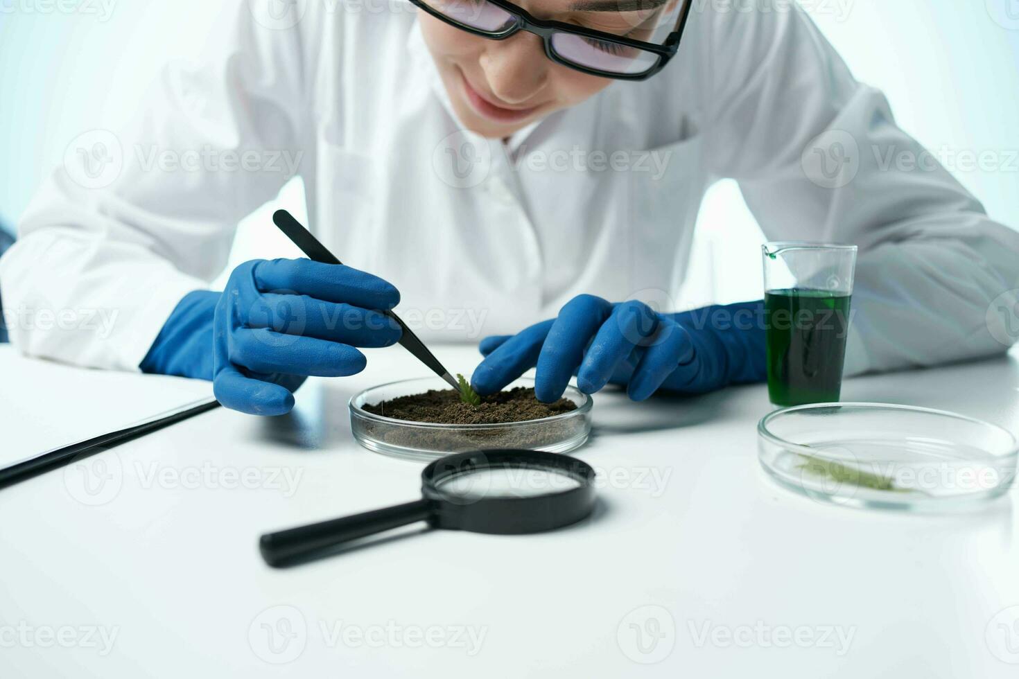 alegre hembra biólogo en un blanco Saco científico laboratorio foto