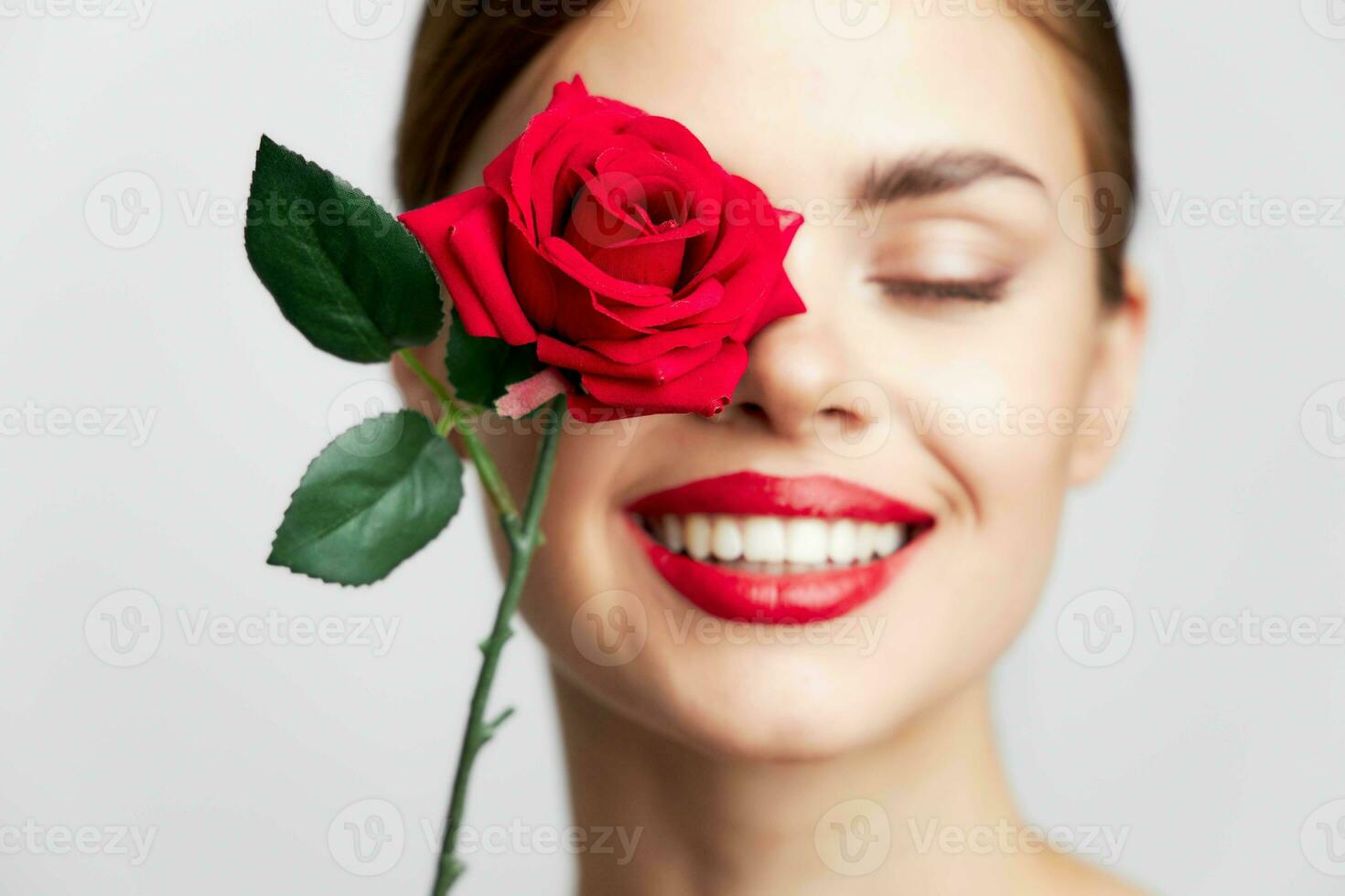 hermosa mujer con Rosa cara de cerca sonrisa brillante maquillaje foto