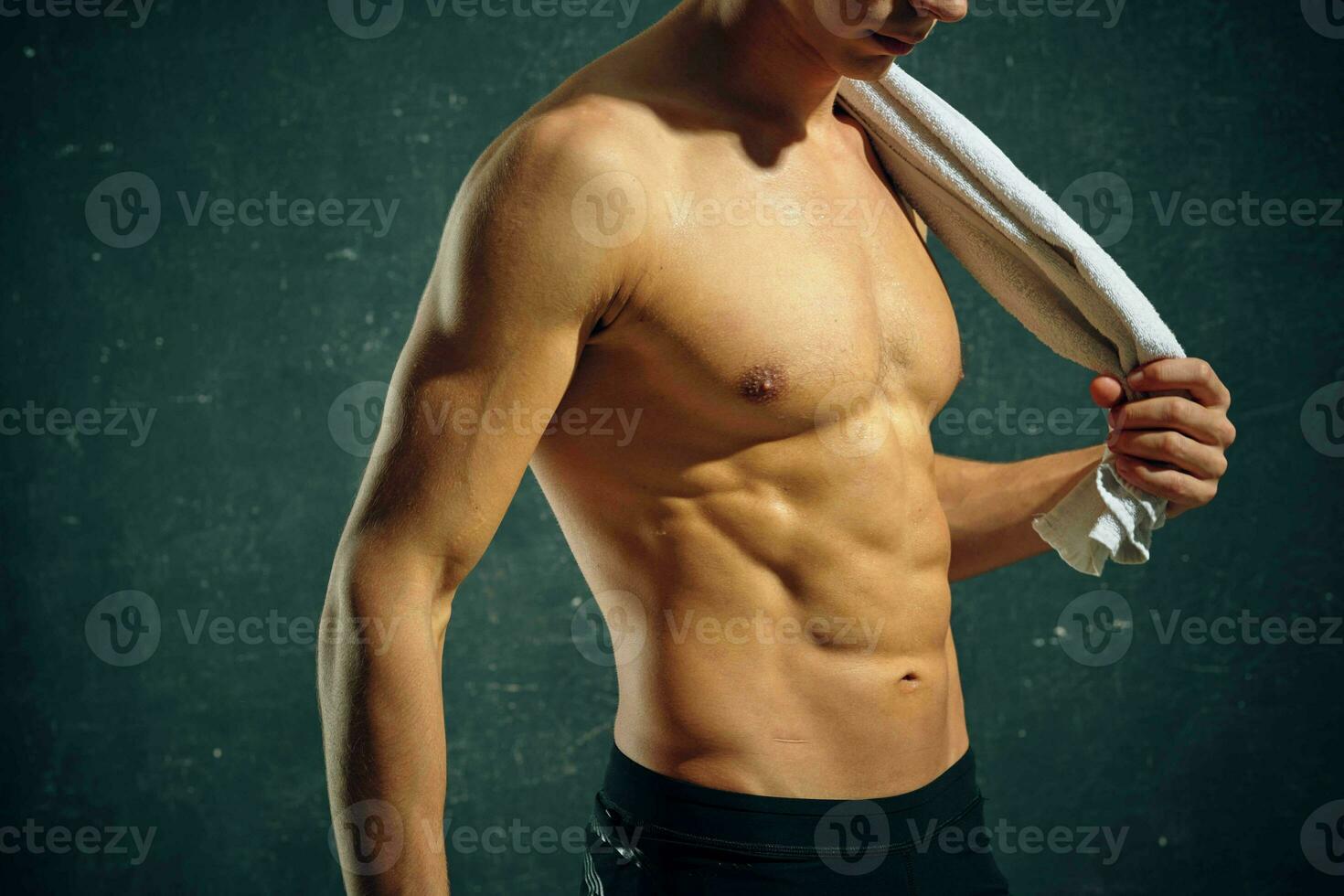 hombre con un mejorado torso toallas en su manos y rutina de ejercicio motivación modelo foto