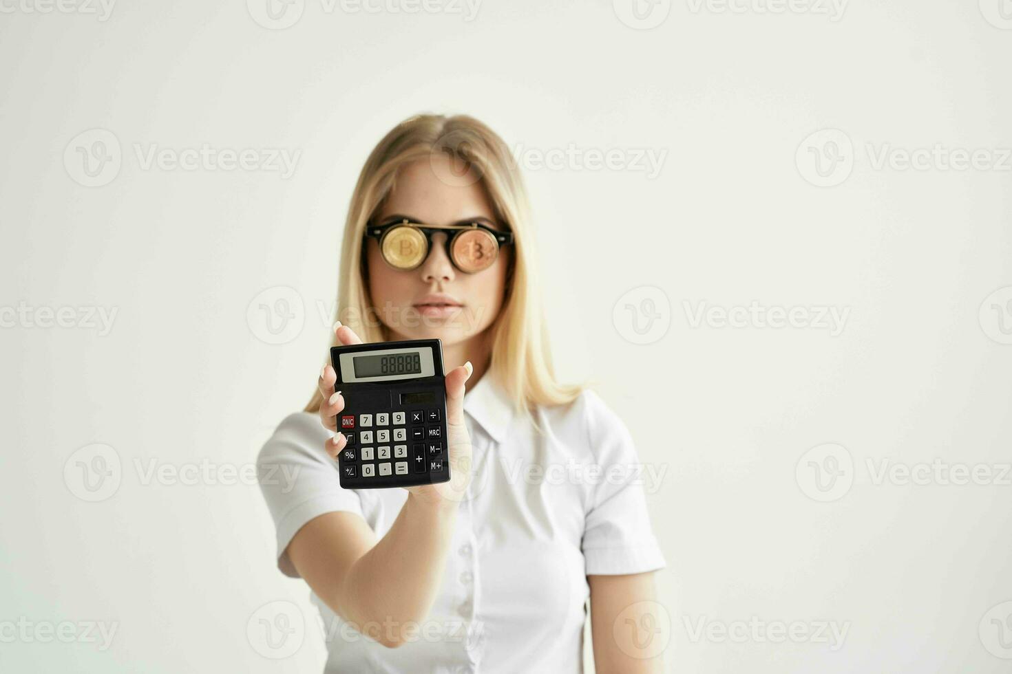 mujer de negocios en un blanco camisa con un carpeta en mano ligero antecedentes foto