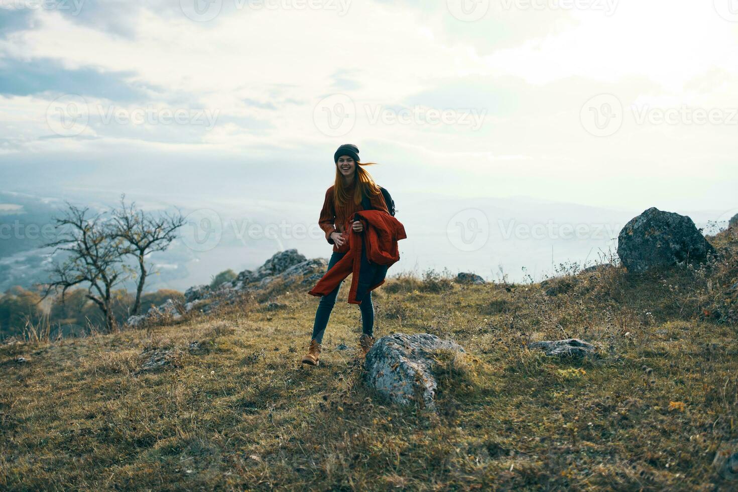 alegre mujer turista con perro naturaleza amistad hermosa naturaleza foto