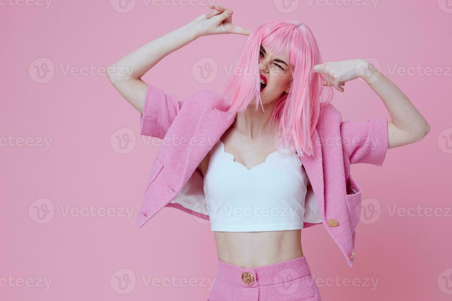 positivo joven mujer gestos con su manos con un rosado chaqueta monocromo Disparo inalterado foto