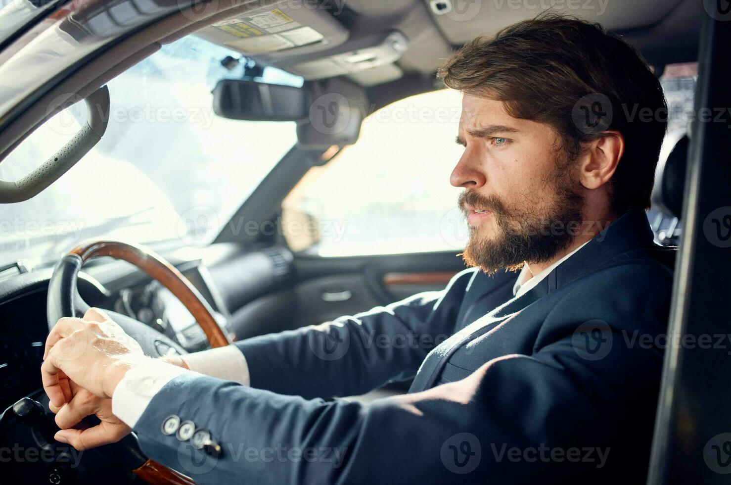 barbado hombre conducción un coche viaje lujo estilo de vida Rico foto