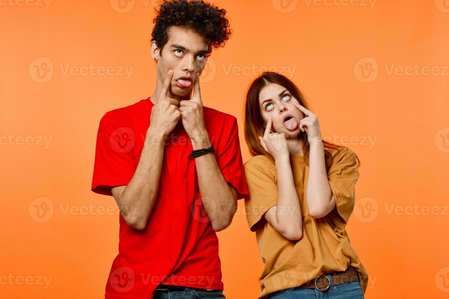 chico y niña vistoso camiseta mueca comunicación foto