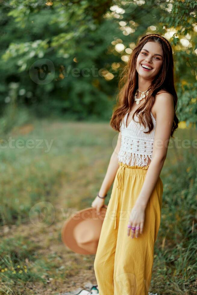 un joven hippie mujer bailando alegremente y sonriente formalmente en naturaleza en el caer. el concepto de económico consumo y cuidados personales foto