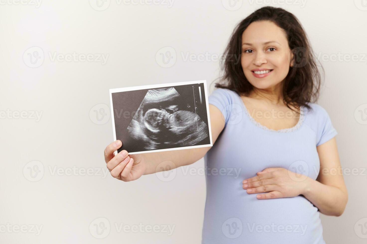 atención en ultrasonido escanear imagen, bebé sonografía en el mano de un sonriente embarazada mujer, aislado en blanco antecedentes foto