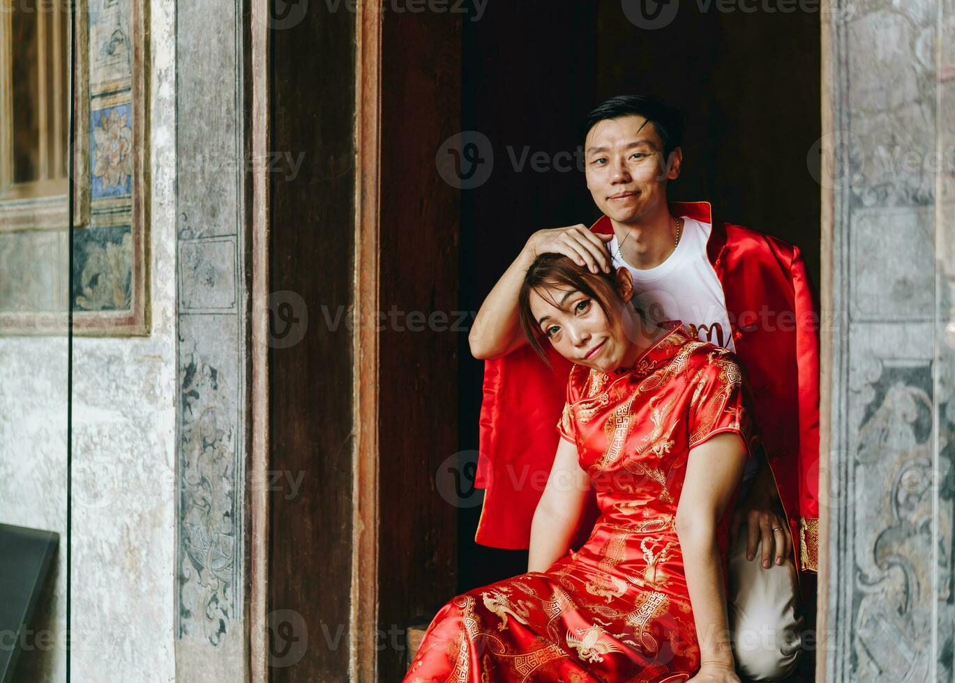 feliz joven pareja asiática en vestidos tradicionales chinos foto