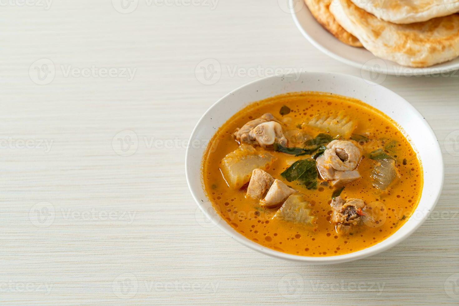 sopa de pollo al curry con roti foto