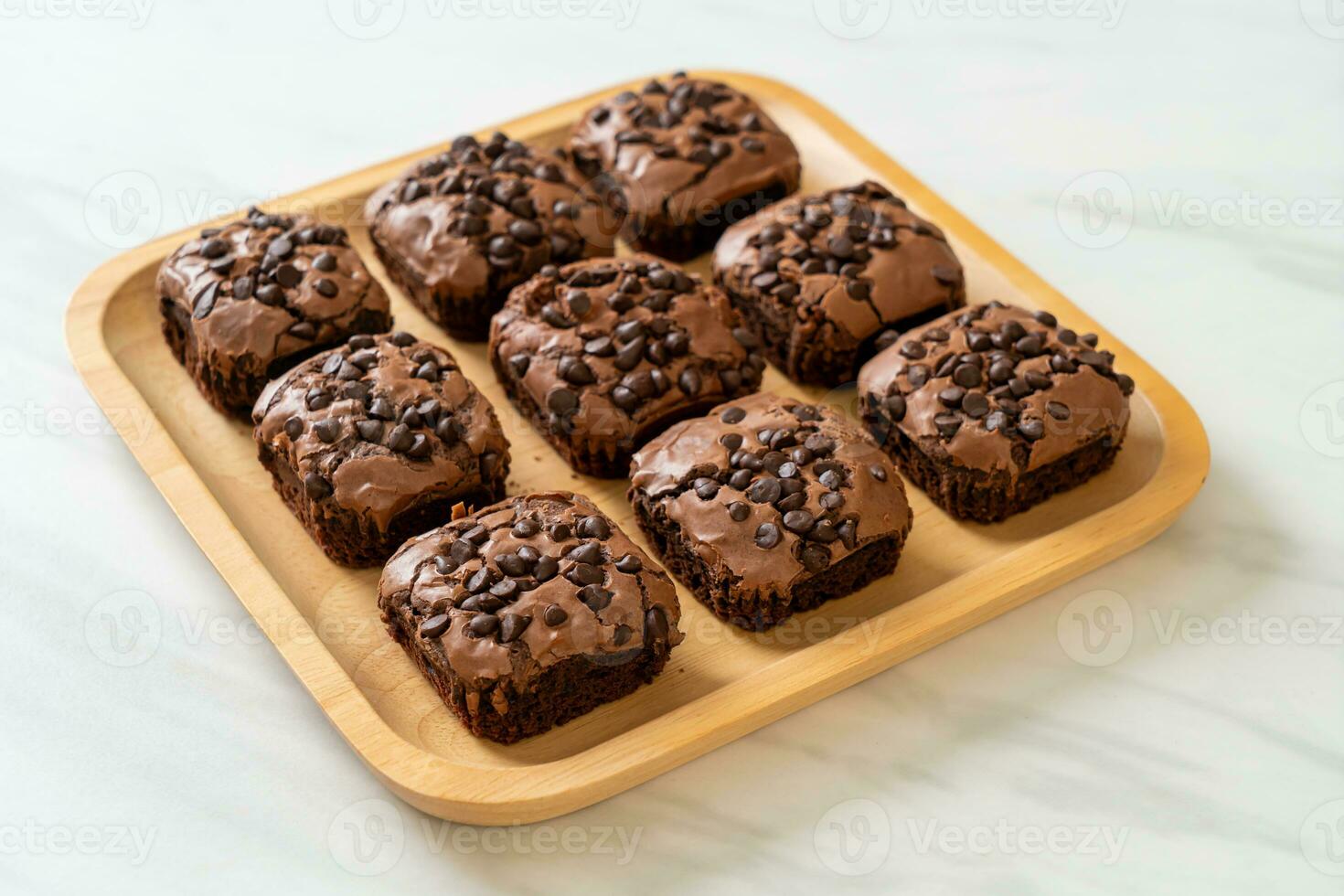 brownies de chocolate amargo cubiertos con chispas de chocolate foto