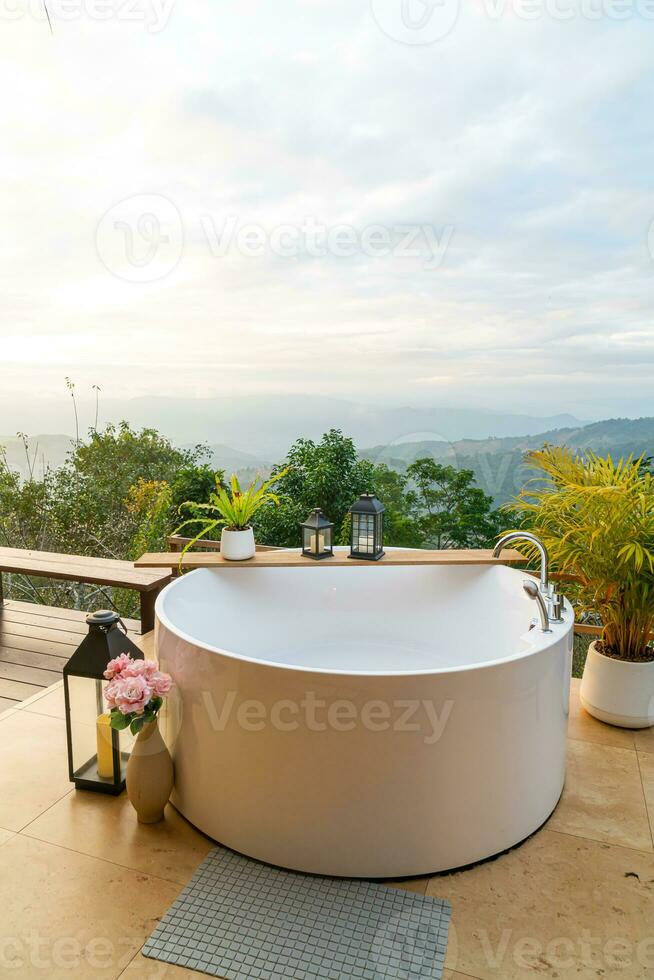 bañera al aire libre con hermosas vistas a la montaña de fondo foto