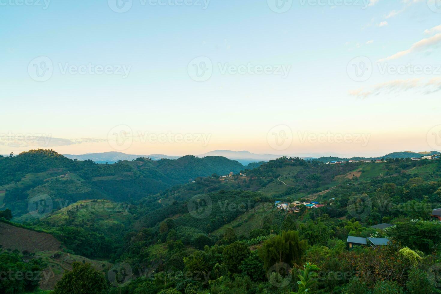 hermosa colina de montaña con cielo foto