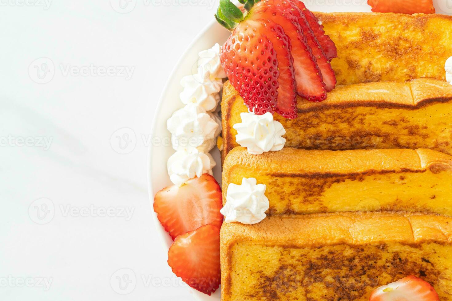 french toast with fresh strawberry and whipping cream 23739058 Stock