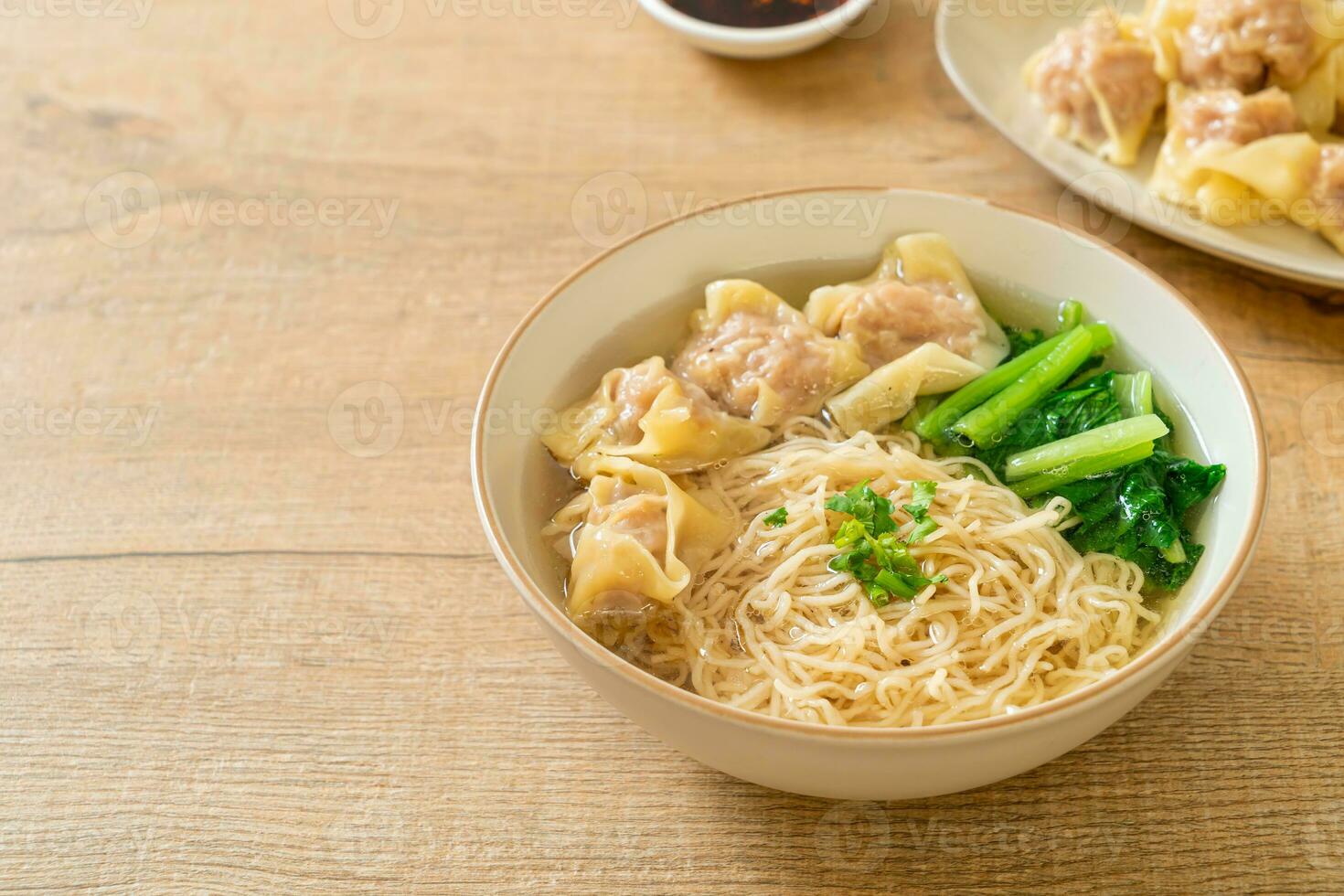 fideos de huevo con sopa de wonton de cerdo o sopa de albóndigas de cerdo y verduras foto