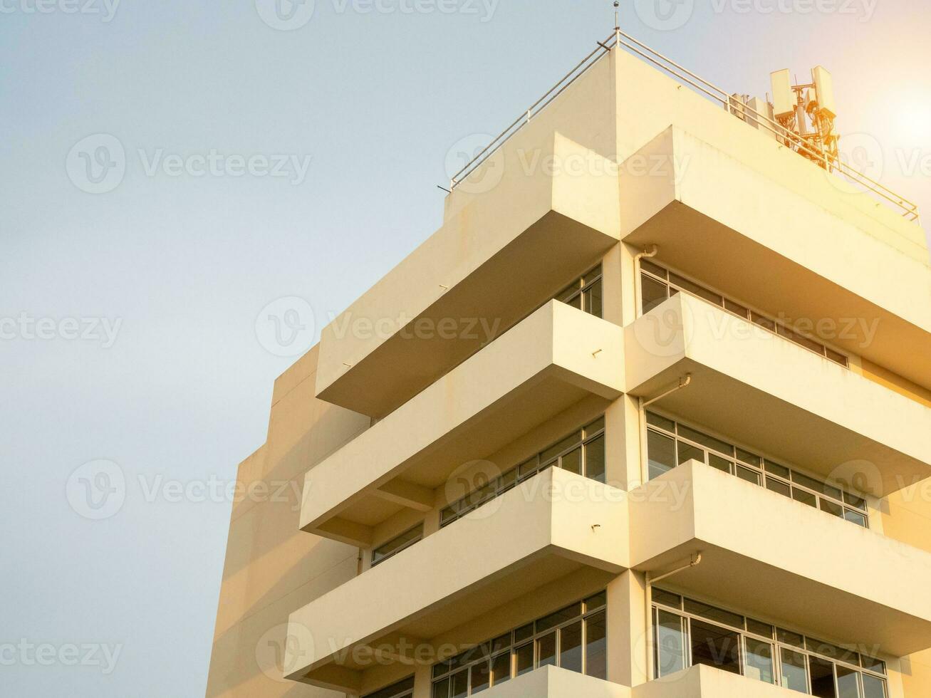 lado ver de amarillo hormigón edificio intersecarse el naranja Dom. foto