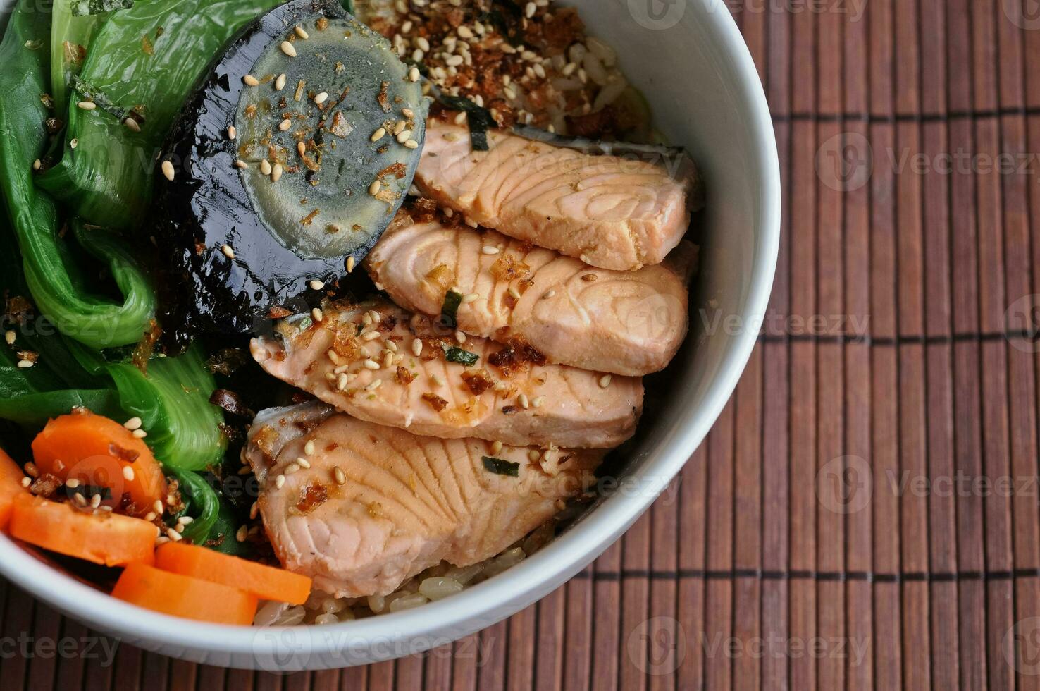 sano salmón y oriental ensalada japonés comida foto