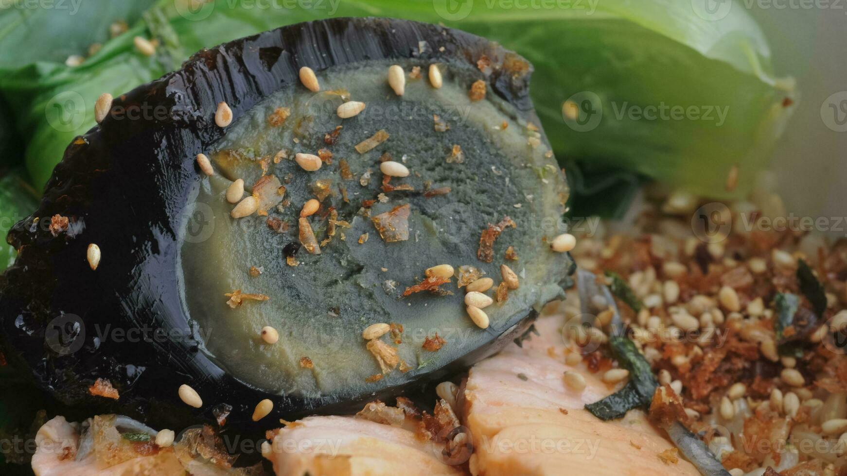 negro huevo con japonés salmón sésamo ensalada foto