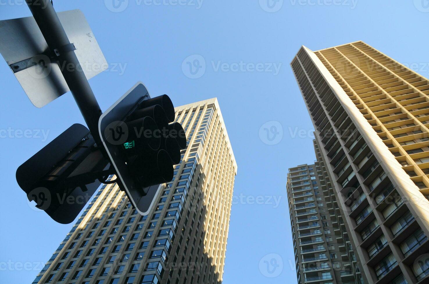 Alto torres con tráfico ligero foto